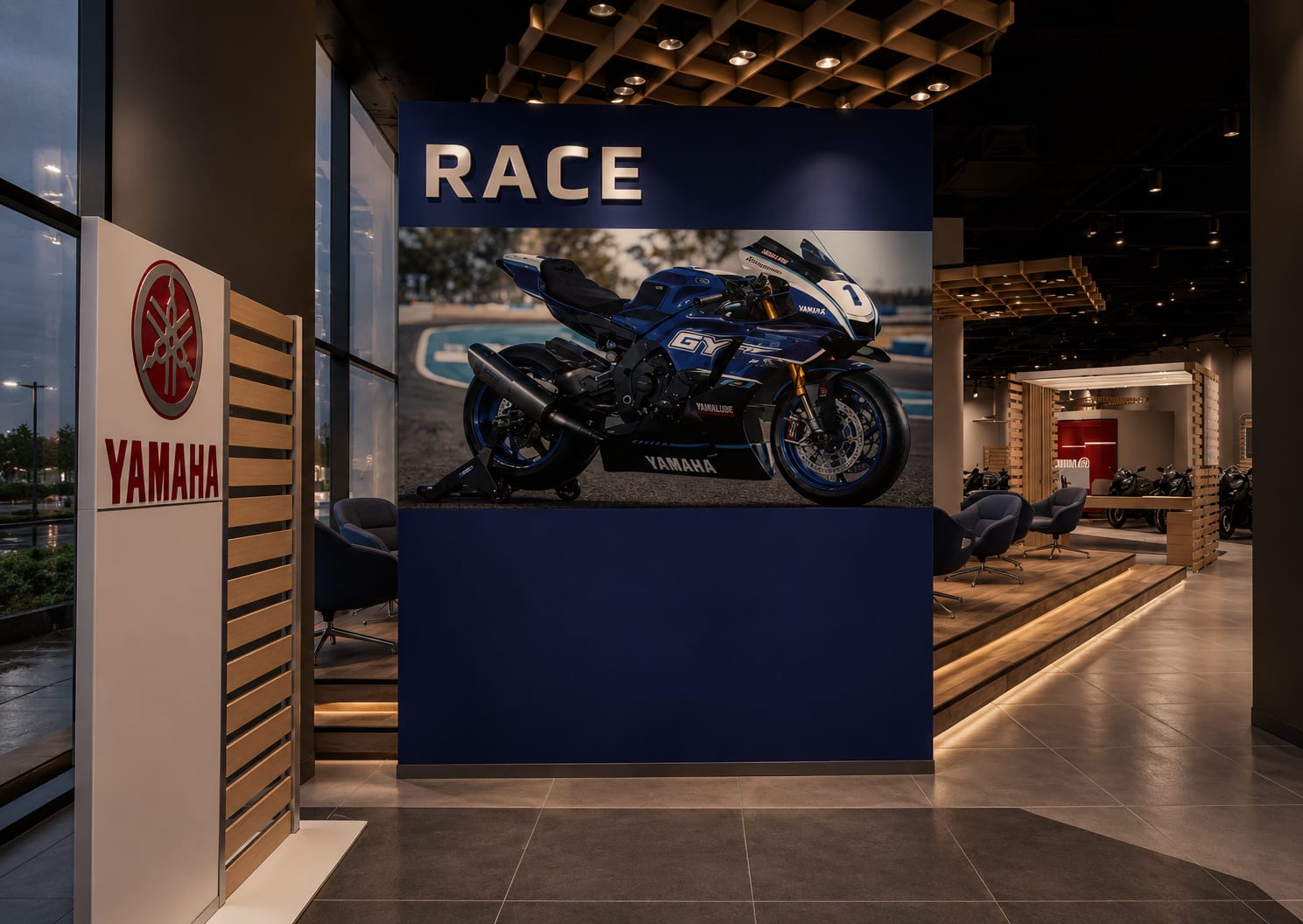Yamaha showroom marka köşesi — RACE bölüm tabelası, lacivert fon paneli ve ahşap kaset tavan
